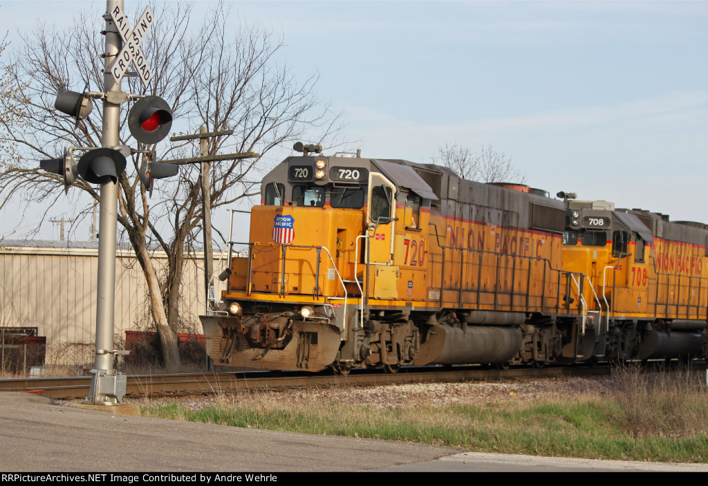 YBU65 light power heads out the Adams line to do some switching